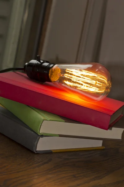 Edison žárovky knihy — Stock fotografie