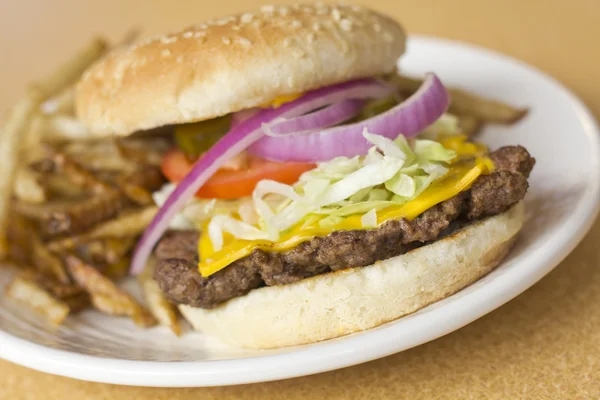 Çizburger ev yapımı patates kızartması