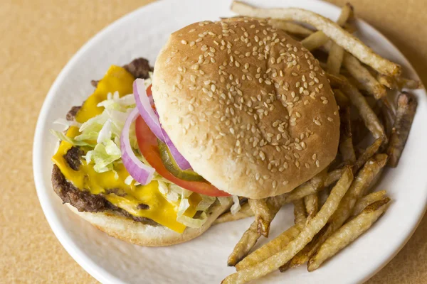 Çizburger ev yapımı patates kızartması