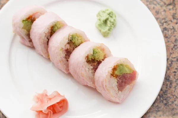참치 아보카도 초밥 핑크 — 스톡 사진