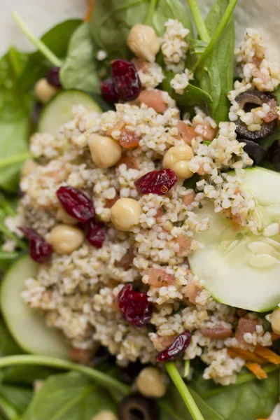 Frischer Quinoa-Salat — Stockfoto