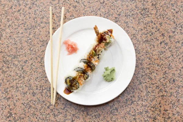 Krevety Tempura avokádový Sushi Roll — Stock fotografie