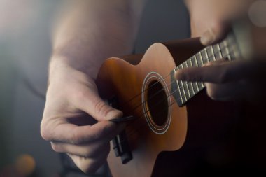 Ukulele oynayarak kapatın