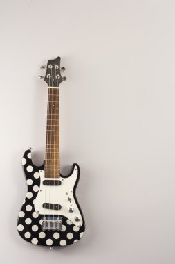 Elektrik Ukulele asılı