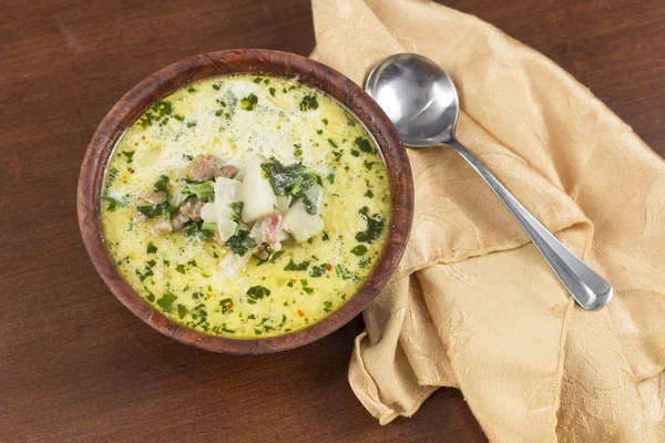 Сосиски Zuppa Toscana и суп из капусты — стоковое фото