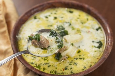 Zuppa Toscana sosis ve lahana çorbası