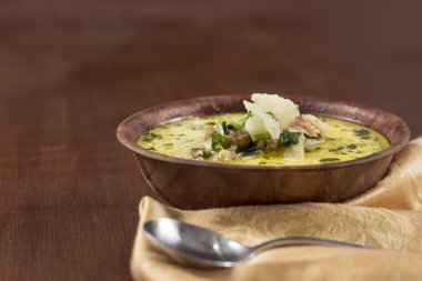 Zuppa Toscana sosis ve lahana çorbası