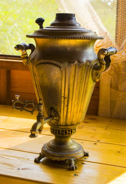 Antiguo samovar en la mesa — Foto de Stock