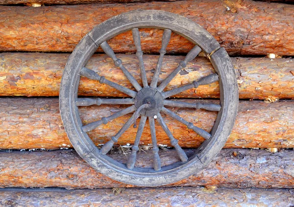 Old wooden wheel — Stock Photo, Image