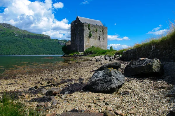 卡里克城堡 Carrick Castle 是一座14世纪的塔楼 位于苏格兰Argyll和Bute的Loch Goil西岸的Cowal半岛上 它位于Cuilmuich和Carrick之间 在Lochgoilhead以南4英里处 — 图库照片