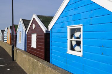 Suffolk 'ta yaz. Southwold, İngiltere 'deki sahil kulübeleri..