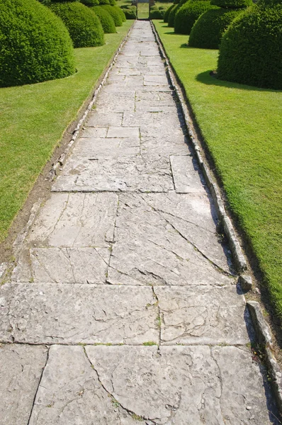 Stone gränd i engelska formell trädgård — Stockfoto