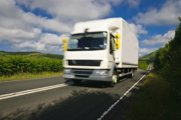 Witte vrachtwagen op weg motion blur Stockfoto