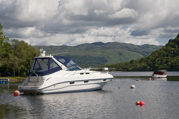 Motorový člun, zakotvené v Luss Loch Lomond — Stock fotografie