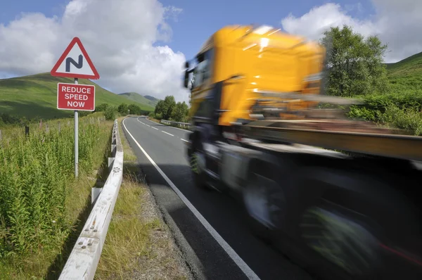 Camion sur route de montagne en Écosse — Photo