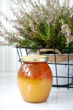 Beyaz bir masada bal kavanozu