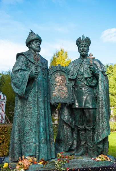Monument voor de eerste en de laatste koning van de Romanov-dynastie - Mikhail Fedorovich en Nicholas Ii. — Stockfoto
