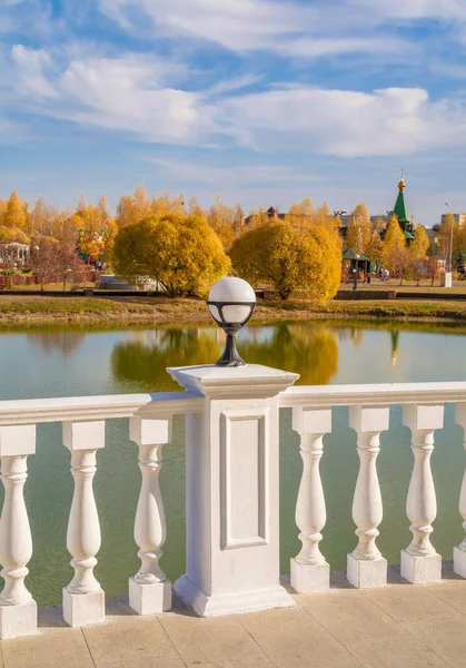 Krásná Terasa Parapetem Lucernami Podzimním Městském Parku — Stock fotografie