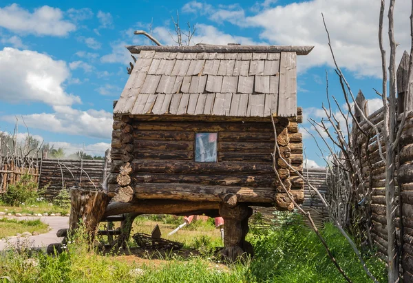 Hütte auf Hühnerbeinen — Stockfoto