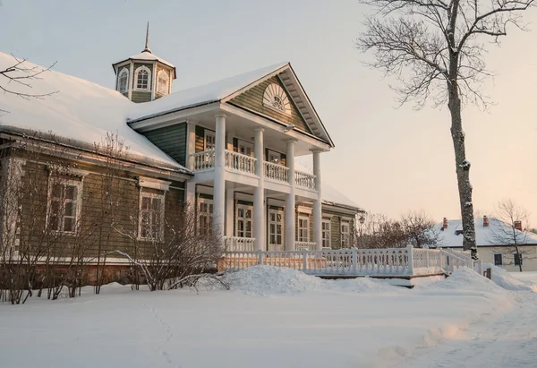 Vackra gamla herrgård i skogen — Stockfoto