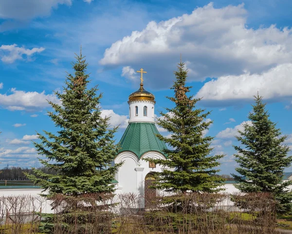 Белая часовня — стоковое фото