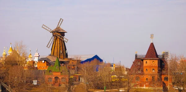 Mulino a vento e torre in legno — Foto Stock