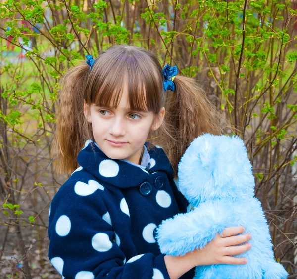 Klein meisje met teddybeer — Stockfoto