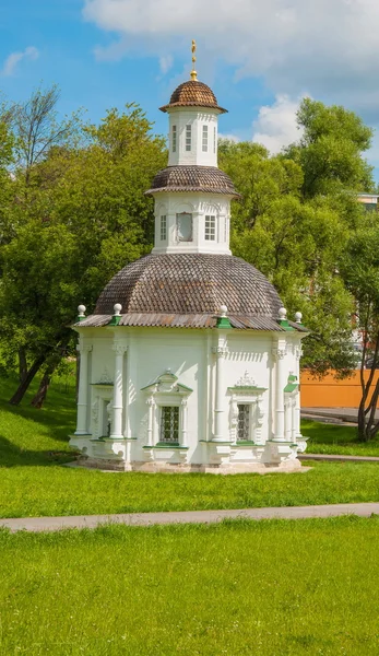 La capilla sobre el pozo — Foto de Stock