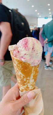 Lezzetli renkli dondurma şerbeti yumuşak servis mangosu ve koni içinde hindistan cevizi çikolatası ve Queenstown Yeni Zelanda 'da ünlü Patagonya dondurması. 