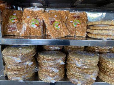 Renkli çerez ambalajı düzgün bir şekilde raflara yerleştirilmiş cips bisküvileri ve şekerler parlak etiketler perakende pazarları modern gıda paketleme tasarımı ve tüketici ürünleri sahnesi