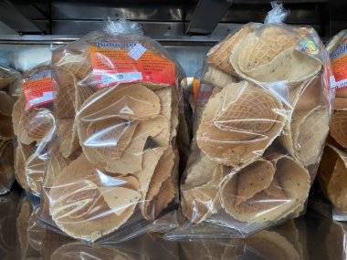 Renkli çerez ambalajı düzgün bir şekilde raflara yerleştirilmiş cips bisküvileri ve şekerler parlak etiketler perakende pazarları modern gıda paketleme tasarımı ve tüketici ürünleri sahnesi