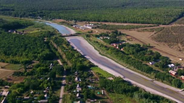 Secándose río arriba en un pueblo forestal en verano. Disparos con drones. Asentamiento forestal Leninsky, distrito de Rostov, Alexandrovka — Vídeo de stock
