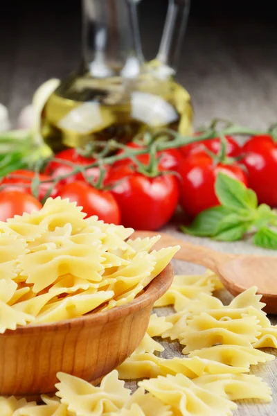 Pasta de farfalle cruda en tazón — Foto de Stock