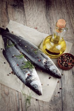 Ahşap tahta üzerinde çiğ levrek balığı