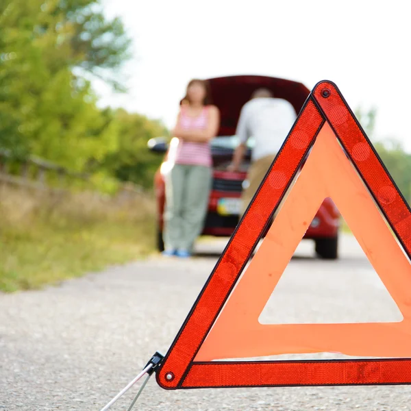 Adult man and women near broken car — Stock Photo, Image