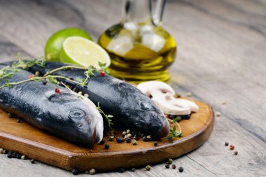 Ahşap tahta üzerinde çiğ levrek balığı