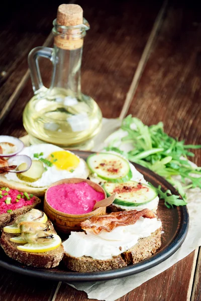 Tapas saborosas na mesa — Fotografia de Stock