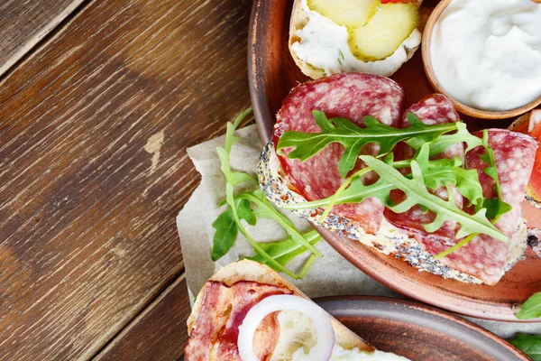 Tapas saborosas na mesa — Fotografia de Stock