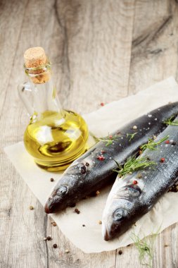 Ahşap tahta üzerinde çiğ levrek balığı