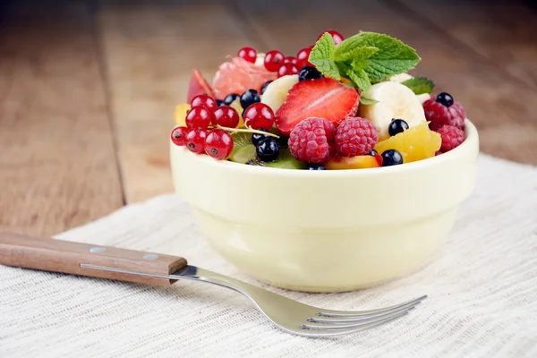 Frischer, schmackhafter Obstsalat — Stockfoto