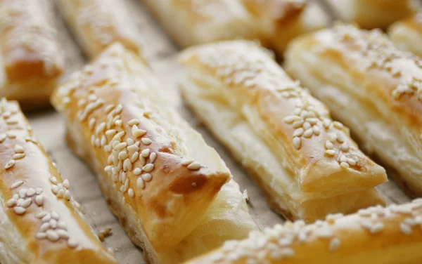 Gerade gebackener knuspriger Blätterteig — Stockfoto