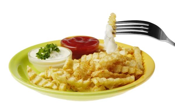 Картошка фри и курица на белом изолированном фоне — стоковое фото