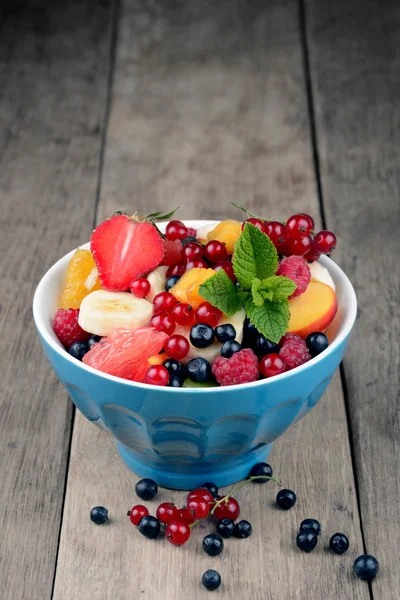 Fresh tasty fruit salad — Stock Photo, Image