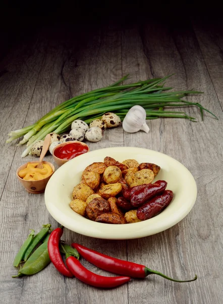 Kabın içinde yeni kavrulmuş fırında patates — Stok fotoğraf