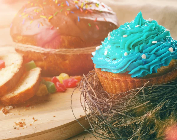 Velikonoční chléb a koláče na dřevěný stůl — Stock fotografie