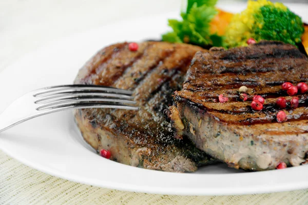 Heerlijke gegrilde rundvlees steakes — Stockfoto