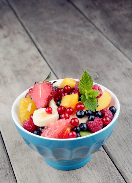 Świeże owoce smaczne sałatki — Zdjęcie stockowe