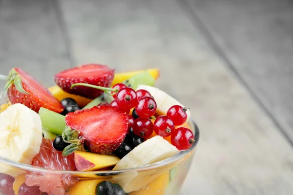 Salade de fruits frais savoureux — Photo