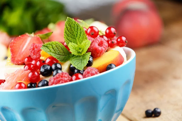 Frischer, schmackhafter Obstsalat — Stockfoto