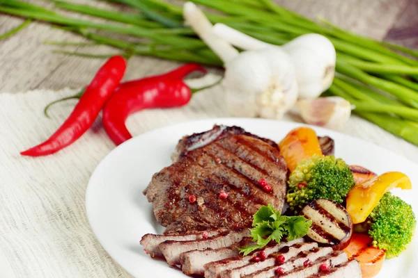 Leckere Steaks vom Rind vom Grill — Stockfoto